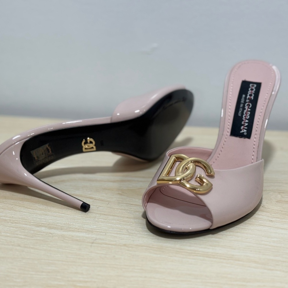 SOLD‼️Dolce & Gabbana Pink Stiletto Heels with Chain Detail